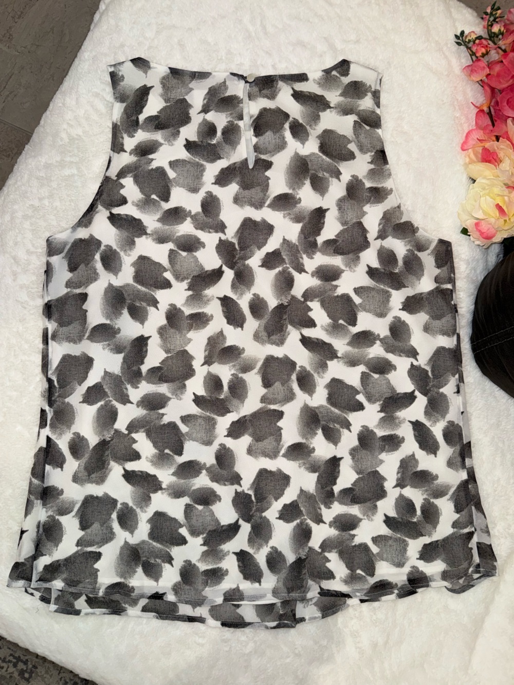 2 x 20$ White House Black Market Black & White Sleeveless Printed Shell Size S - Picture 6 of 6